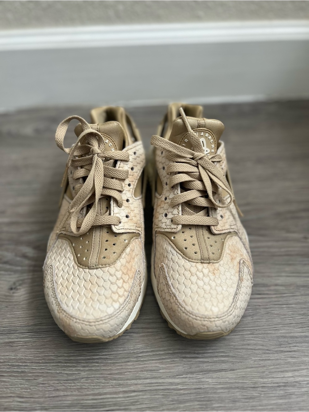 Nike Women's Beige Tan Textured Low-Top Sneakers